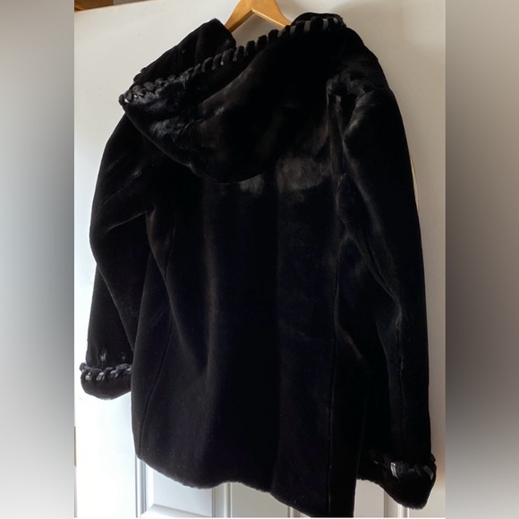 Oversized black faux fur jacket with hood - Picture 2 of 7